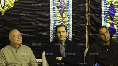 علاء مبارك يغادر عزاء والد أبوتريكة وسط هتافات :