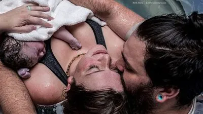 فرح وألم وضحك وبكاء.. 20 لقطة فريدة للحظات الولادة (صور)