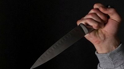 موظف يطعن نفسه مقابل يوم غياب عن العمل (فيديو)