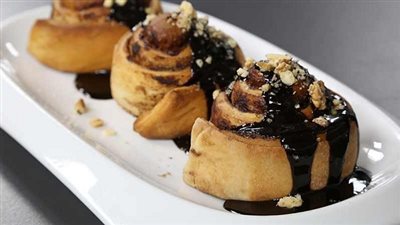 طريقة عمل سينامون رول بالشوكولاتة (فيديو)