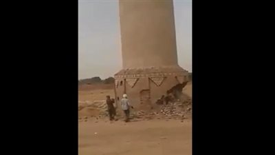 لحظة انهيار مدخنة مصنع في الوادي الجديد (فيديو)