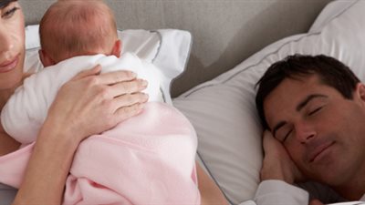 دراسة تشير الى أن إنجاب الأطفال يؤثر سلباً في نوم الأمهات وليس الآباء !