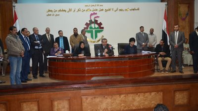 وزير القوى العاملة يسلم 120 عقد عمل للمعاقين