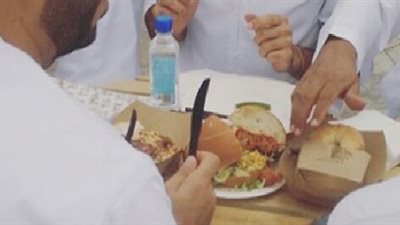 شاهد.. ولي عهد دبي يأكل 