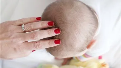 أسباب وطرق علاج قشور فروة الرأس عند حديثى الولادة