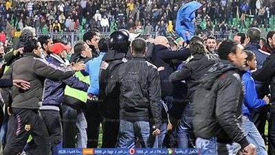 أهالي المحكوم عليهم بالإعدام بمجزرة بورسعيد يعلقون شارات سوداء علي منازلهم  (صور)