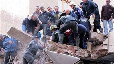 الحماية المدنية تخلي عقار من السكان عقب إنهيار أجزاء منه في الإسكندرية