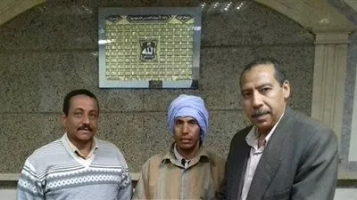 رئيس مدينة أبوقرقاص بالمنيا يكرم أحد العمال لإخلاصه وتفانيه في العمل