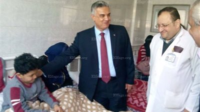 وكيل صحة الإسكندرية يتفقد مستشفي فوزي معاذ ويقرر صرف مكافأة للعاملين (صور)