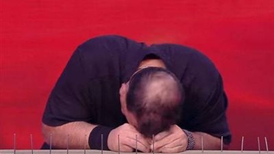 رجل يُثبّت 38 مسمارا باستخدام رأسه