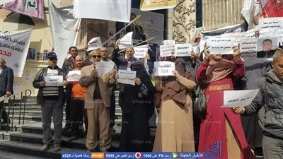 على سلم الصحفيين.. وقفة لأسر المتهمين في 