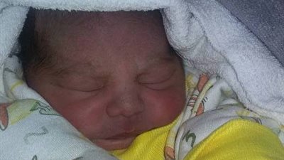 موظف يعثر على طفل رضيع بمدخل منزلة بالسويس 