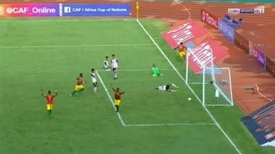 كأس الأمم الإفريقية.. خطأ فادح لدفاع مصر أمام غينيا (فيديو)