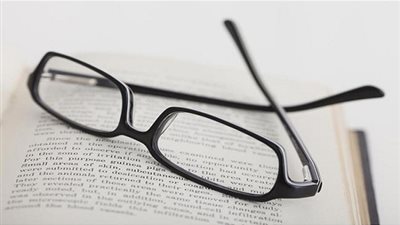 لهذه الأسباب.. يحتاج الجميع لنظارة قراءة بعد سن ال45!