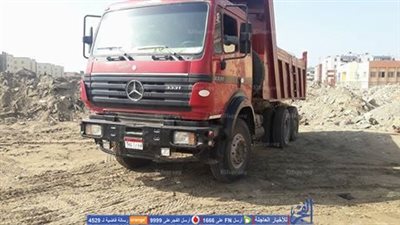 ضبط سيارة نقل ألقت بالمخلفات باحدى شوارع الضواحي ببورسعيد (صور)