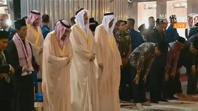 الملك سلمان يصلي بمسجد الاستقلال بجاكرتا 