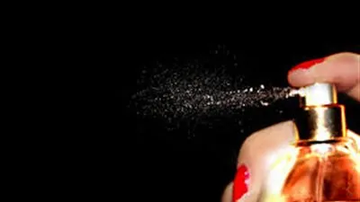 بعد هذه النصائح لن تزول رائحة عطرك أبداً