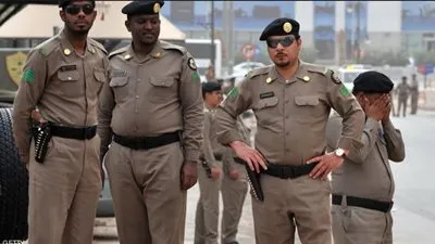 الإطاحة بعصابتين تخصصتا في سلب الوافدين بالرياض