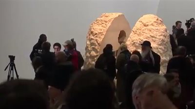 شاهد.. فنان يخرج من صخرة قضى أسبوعاً داخلها ! (فيديو)