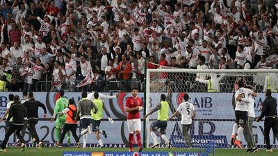 عروسة زملكاوية تخلع الحذاء لضرب عريسها الأهلاوي في زفافهما (فيديو)