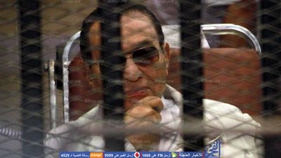 بعد الحكم ببراءته.. أستاذ جامعي يفجر مفاجأة حول نظارة مبارك السوداء