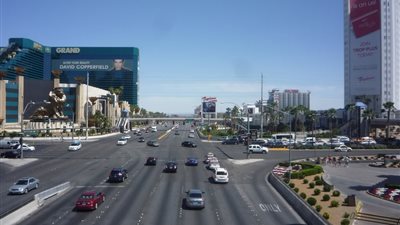 رفع علم محافظة الجيزة في احتفالية تآخي مع مدينة 