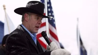 وزير الداخلية الأمريكي الجديد يصل إلى عمله بزي غريب (صور)