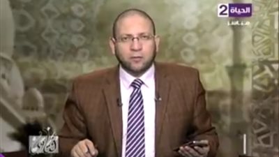 متصلة اكتشفت خيانة زوجها فصدمها داعية إسلامي برده (فيديو)