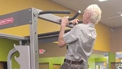 شباب في سن الثمانينات.. مسنين احترفوا كرة القدم ورافقوا صالات الجيم (فيديو)