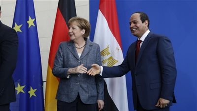 دبلوماسي سابق: وجود ميركل بجانب السيسي يدعم موقف مصر عربيا واقليميا