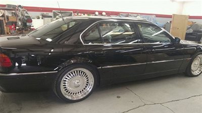 عرض BMW التي شهدت مقتل المغني توباك شاكور للبيع