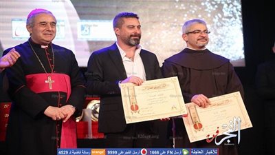 بطرس دانيال يسلم شهادت تقدير لـ صناع الأفلام الفائزة في ختام 