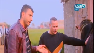 جابر القرموطي يلتقى بمجموعة فلاحين ويتناول الطعام معهم