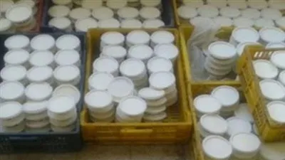 التحفظ على 2 طن زبادي تم التلاعب في تواريخ إنتاجهم بالغردقة