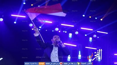 وائل جسار يقبل علم مصر في حفله باستاد القاهرة (صور) 
