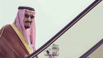 سلطان بروناي يقلّد الملك سلمان وسام 