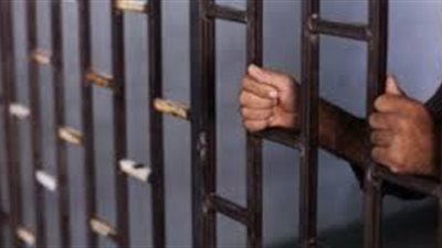 زوج ينتقم من زميل زوجته بالعمل بإلقاء مادة كاوية على وجه 