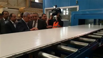وزير الصناعة يعلن ضم 51 فدان لمشروع مجمع الصناعات البلاستيكية بمرغم
