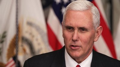 بعد اختراق بريده الشخصي.. بنس: ليست هناك مقارنة مع كلينتون