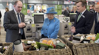 شاهد..  ما تتناوله ملكة بريطانيا في يومها من فطور وغداء وعشاء (صور)