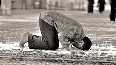 أيهما أفضل الدخول مع الإمام وهو ساجد أم انتظاره حتى يرفع ؟ 