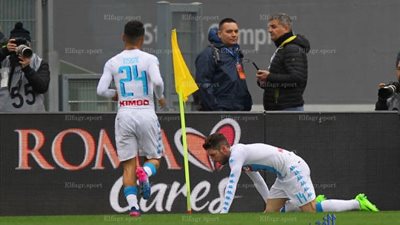   احتفال شاذ من ميرتينز لاعب نابولي بعد هدفه في شباك روما !!