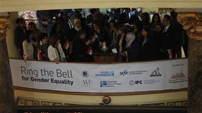 إطلاق جرس تداولات البورصة احتفالًا باليوم العالمي للمرأة (فيديو وصور)