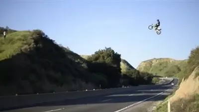 شاب امريكي يقفز بدراجته فوق السيارات بسرعة الصاروخ والشرطة تعاقبه ! (فيديو)