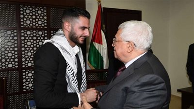 الرئيس محمود عباس يستقبل يعقوب شاهين بعد فوزه بلقب 