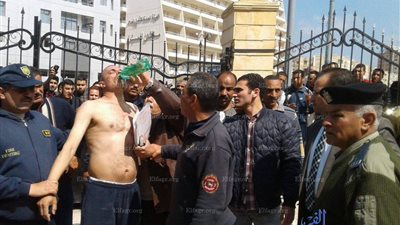 شخص يحاول الانتحار من فوق مبنى نقابة المهندسين بكفر الشيخ (صور)