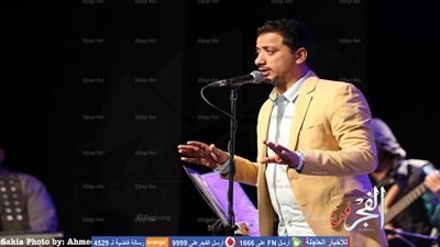 علي الهلباوى يغنى لجمهوره بساقية عبد المنعم الصاوى (صور)