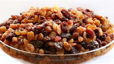 العنب المجفف والزبيب.. اطعمة لها منجمٌ سحري من الفوائد!