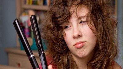 8 أخطاء ترتكبينها عند تمويج شعرك باستخدام المكواة