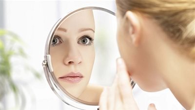 تعرفي على أسباب الإصابة ببقع الوجه الداكنة